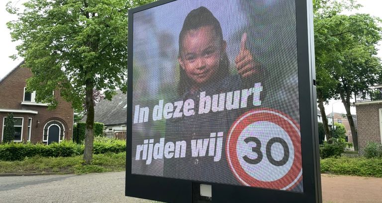 Een nieuw verkeersbord in Den Dungen moet automobilisten motiveren zich aan de snelheid te houden (foto: Megan Hanegraaf).