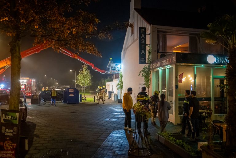 Vanwege de brand in de pizzeria in Vlijmen werden diverse hulpdiensten opgeroepen (foto: Iwan van Dun/SQ Vision).