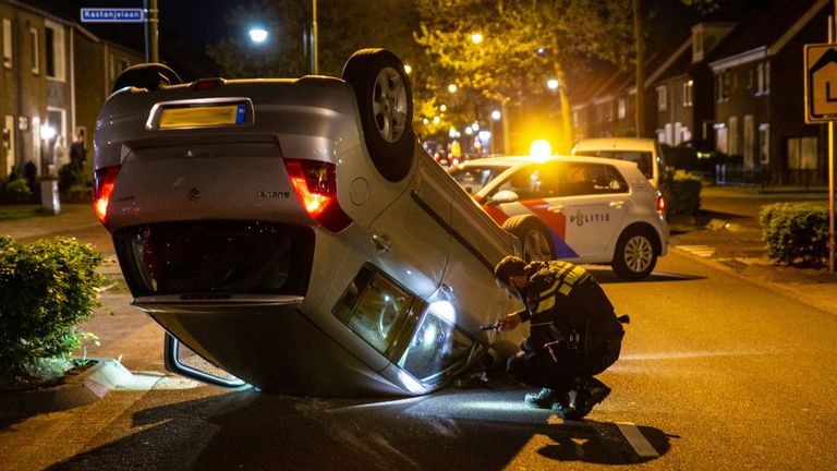 De schade aan de over de kop geslagen auto is aanzienlijk (foto: Mathijs Bertens/SQ Vision).