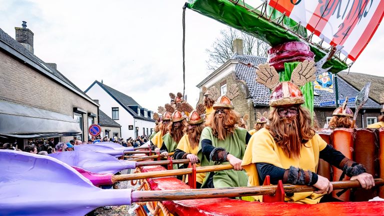 De grote carnavalsoptocht op Den Haaykaant (Raamsdonk)(foto: EYE4images).