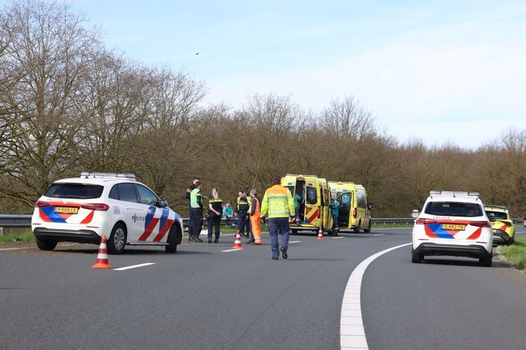 Diverse hulpdiensten werden opgeroepen na het ongeluk op de A50 (foto: Sander van Gils/SQ Vision).