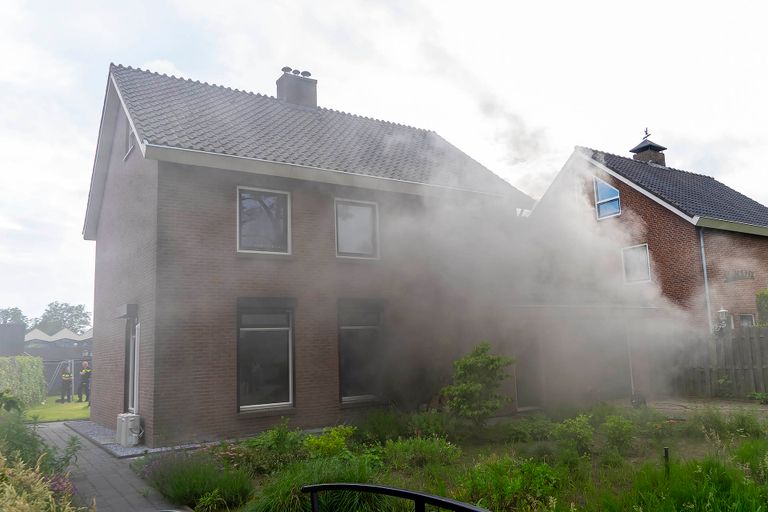 Er hing veel rook bij het huis (foto: Gabor Heeres/SQ Vision).