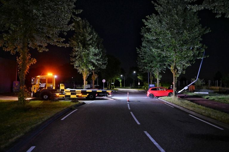 Een bergingsbedrijf werd ingeschakeld om de auto mee te nemen (foto: Toby de Kort/SQ Vision).