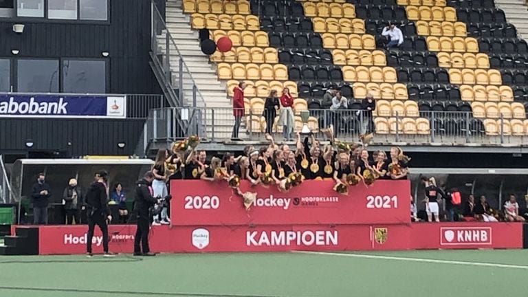 Feestende hockeysters uit Den Bosch (foto: Imke van de Laar).