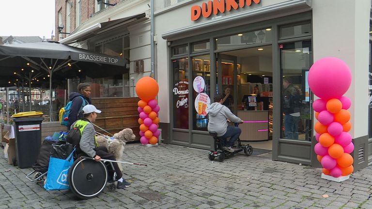 Het lange wachten van René wordt beloond en hij rijdt de winkel in (Foto: Tom Berkers)