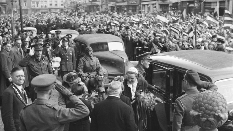 Wilhelmina in de binnenstad van Breda (foto: Nationaal Archief).