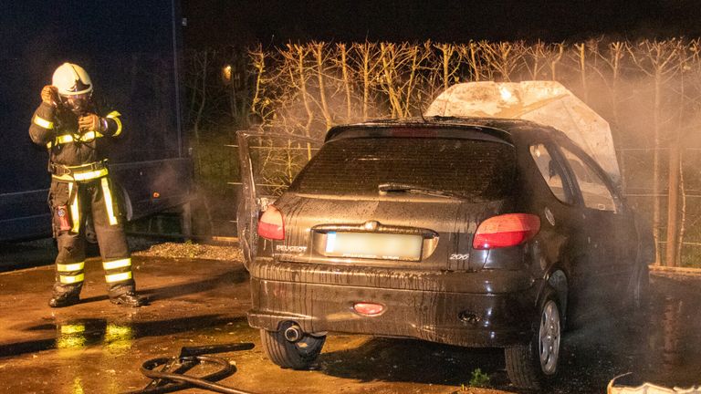 De auto die door brandend vuurwerk zou zijn getroffen (foto: Jurgen Versteeg/SQ Vision Mediaprodukties).