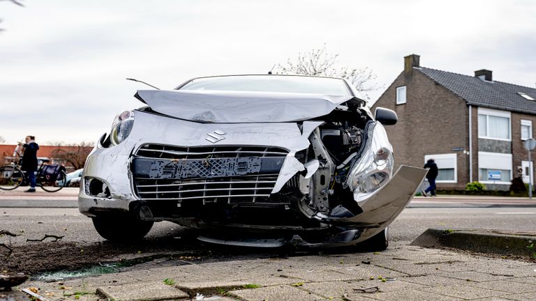 Ook de andere auto was zwaar beschadigd (Foto: Eye4images/Marcel van Dorst).