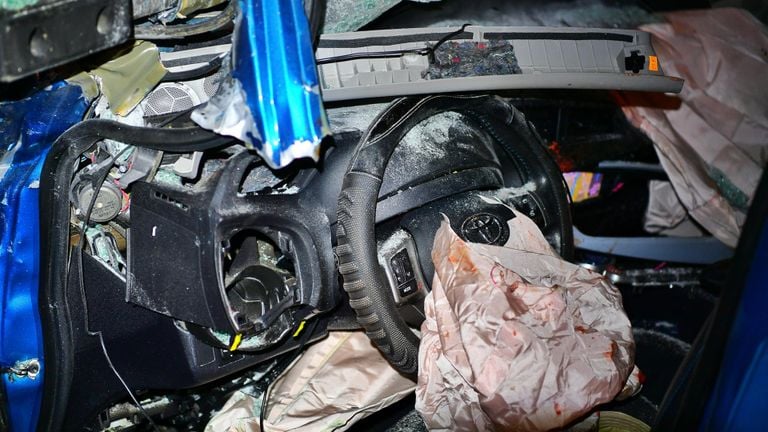 Auto met aanhanger botst op busje (foto: Rico Vogels / Persbureau Heitink).