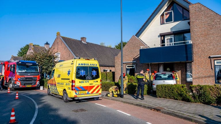 Het slachtoffer werd uit de auto bevrijd en naar een ziekenhuis gebracht (foto: Jack Brekelmans/SQ Vison).