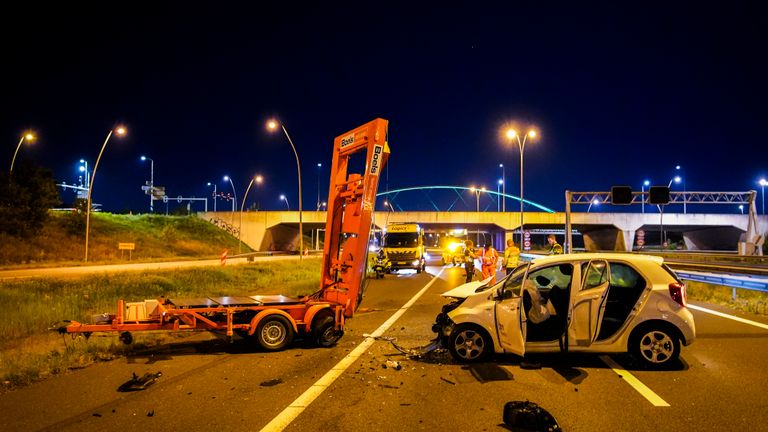 Vanwege het ongeluk op de A2 werd de weg richting het noorden rond halfdrie zaterdagnacht afgesloten (foto: SQ Vision).