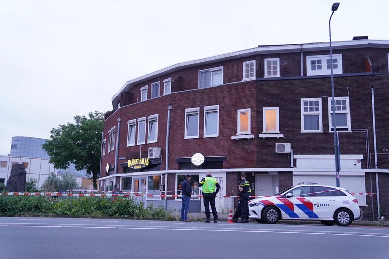 De politie doet onderzoek bij Nasmat Halab aan de Oude Engelenseweg in Den Bosch (foto: Bart Meesters).