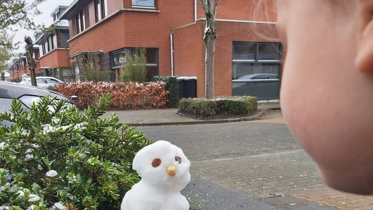 De mini-sneeuwpop van Sacha Damen aan het Spoeleind in Best (foto: Léon Damen).
