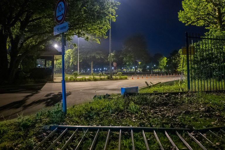 Het hek bij het parkeerterrein van de Efteling werd eruit gereden (foto: Iwan van Dun/SQ Vision).