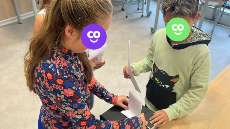 Met een zelfgemaakte stembus kwamen de kinderen een heel eind (foto: Facebook Kindcentrum Nicolaas).