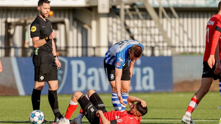 Jens van Son (FC Eindhoven) biedt Karim Loukili de helpende hand (Foto: Orange Pictures).