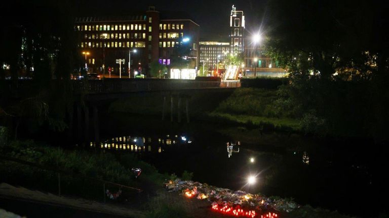 Aan de Molenberg in Den Bosch ontstond zaterdagavond een enorme bloemenzee voor Lucas Cornelissen (foto: Bart Meesters).