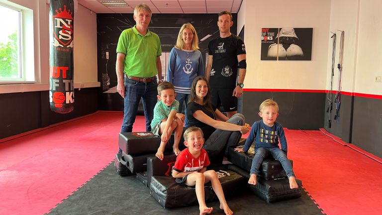 Robbie Hageman met zijn ouders, vrouw en kinderen (foto: Rogier van Son).