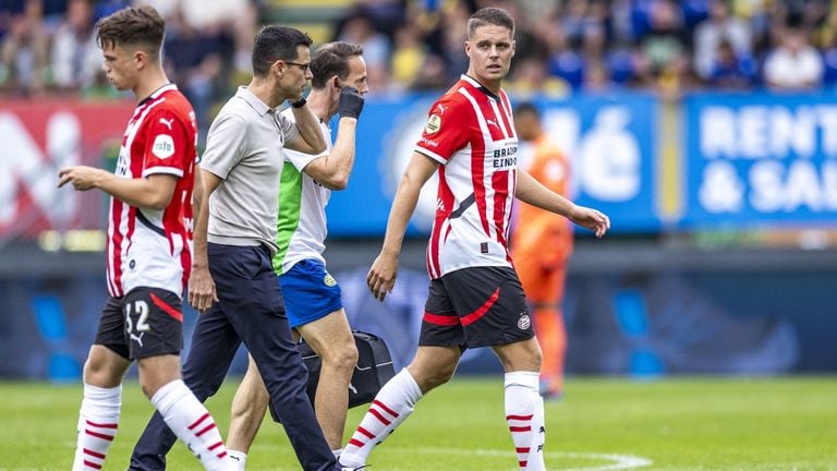 Joey Veerman kreeg in de eerste helft ook een tik (foto: ANP). 