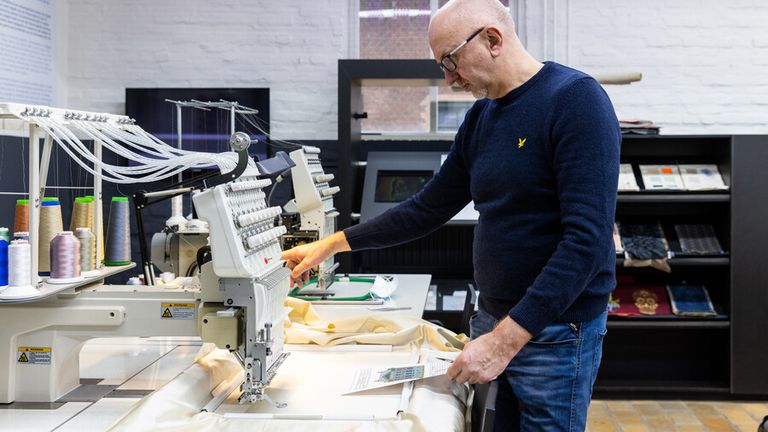 Borduur- en laserspecialist Frank de Wind van het TextielLab werkt aan de nieuwe 'koninklijke' gordijnen (foto: Willeke Machiels i.o.v. TextielMuseum).