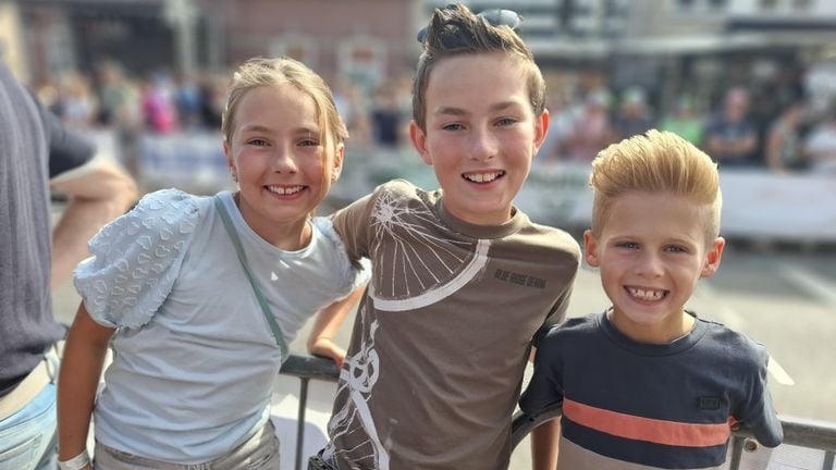 Fenne en haar broer Dex uit Steenbergen en fietsvriend Liam uit Hoeven (foto: Leon Voskamp).