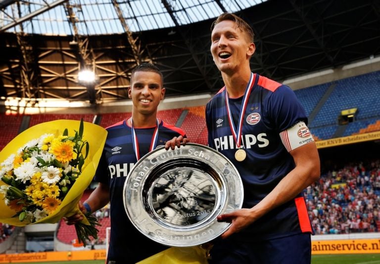 Luuk de Jong en Adam Maher tonen de schaal