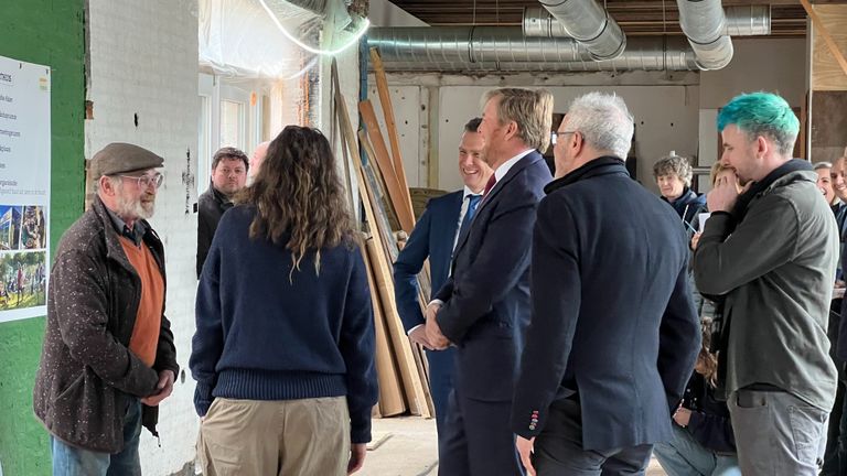 Toekomstig bewoners van Boschgaard geven koning Willem-Alexander een rondleiding (foto: Megan Hanegraaf).