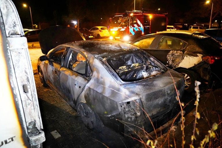 De brandweer was snel aanwezig, maar kon niet voorkomen dat de auto's en het busje zwaar beschadigd raakten (foto: Bart Meesters).