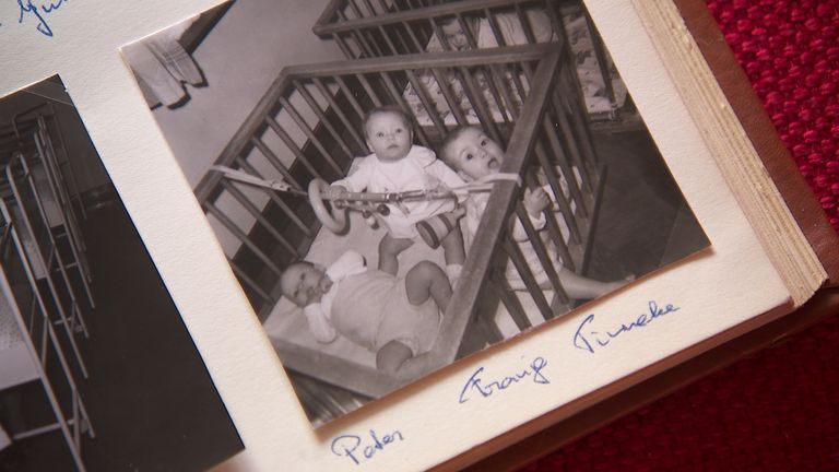 Een foto van babys, met naam erbij, uit het fotoalbum van Babs. (beeld: Omroep Brabant)