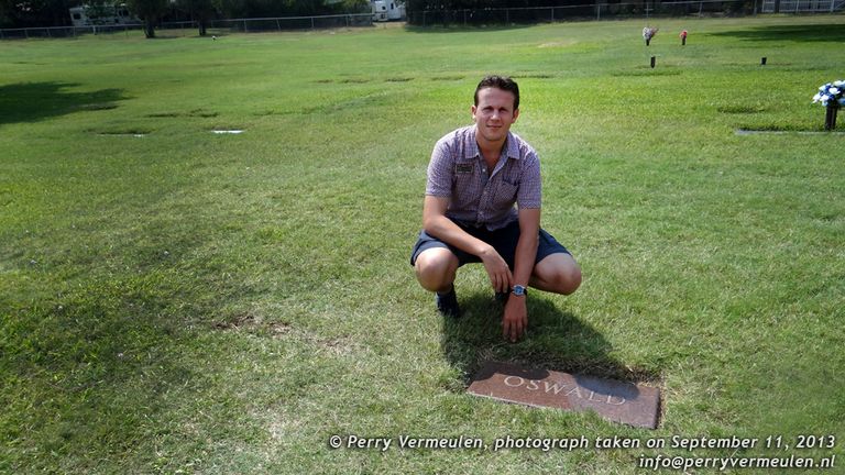 Perry Vermeulen uit Helmond bij het graf van Lee Harvey Oswald