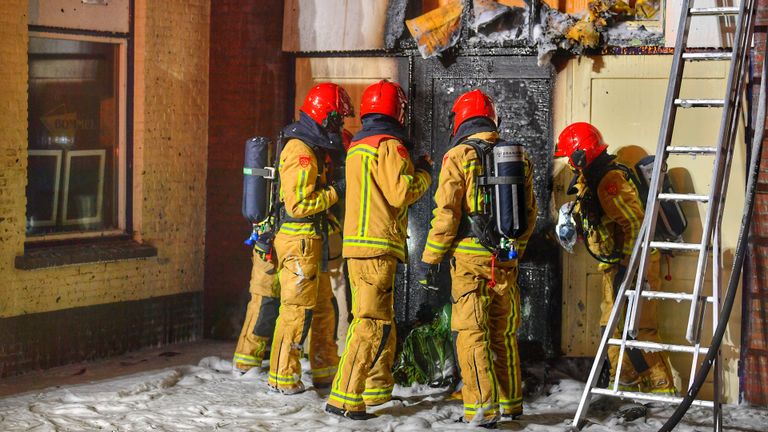 De brandweer bij de opslagschuur van partycentrum Bommel in Valkenswaard (foto: Rico Vogels/SQ Vision).