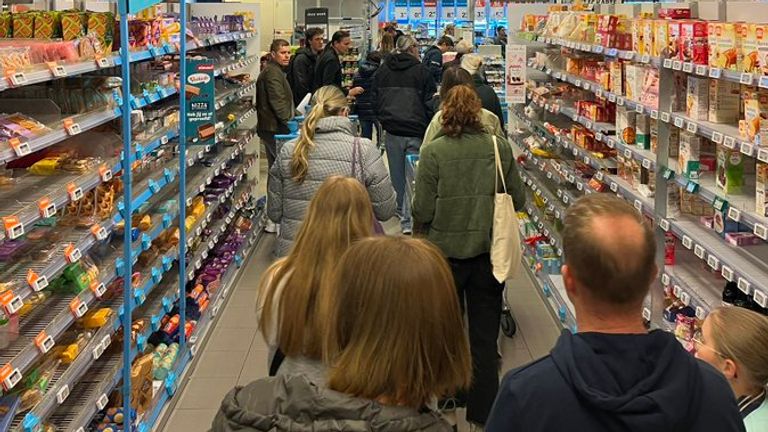 Lange rijen in de supermarkt (Foto: Twitter)