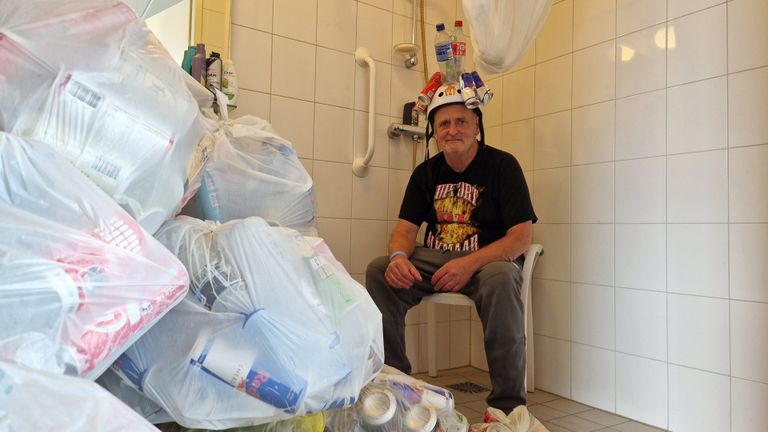 Teun in zijn badkamer. Hij bewaart alles in plastic tasjes met daarin steeds twintig blikjes of flesjes (foto: Tom Berkers).