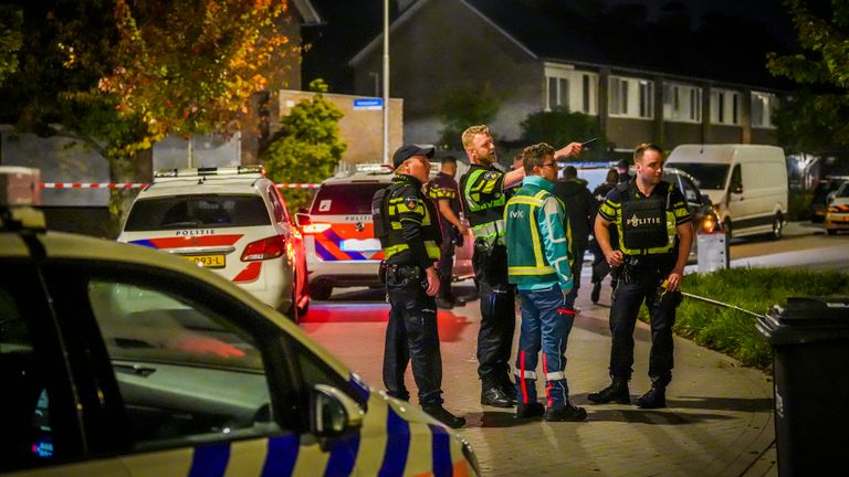 Politieonderzoek in de buurt waar de man werd neergeschoten (foto: SQ Vision).