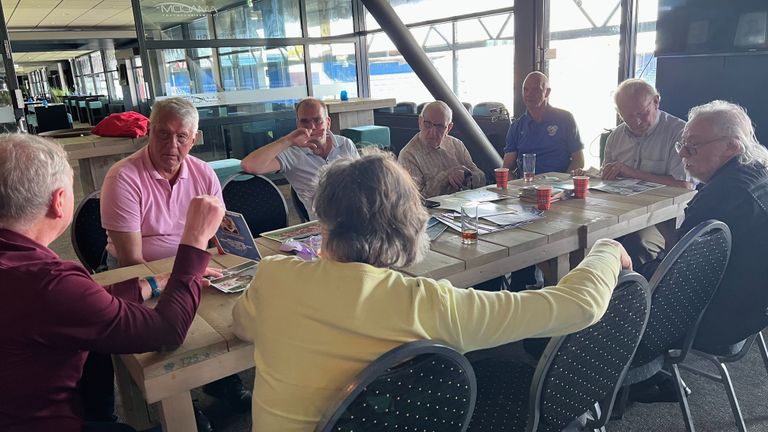 Een keer per maand komen oud-supporters van FC Den Bosch bij elkaar om herinneringen op te halen (foto: Megan Hanegraaf).