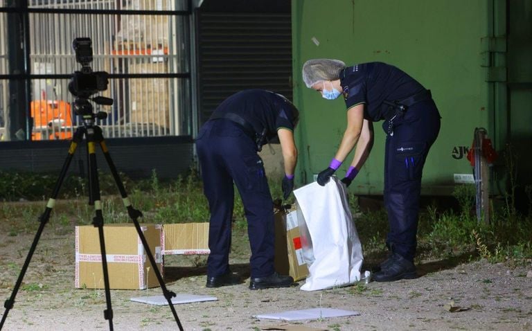 De daders lieten dozen achter bij het bedrijf in Rosmalen (foto: Bart Meesters).