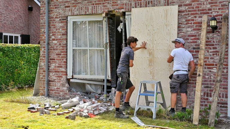 Hoogbejaarde buurvrouw rijdt met auto een huis binnen (Foto: SQ Vision/Toby de Kort).