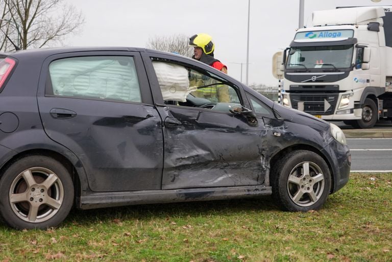 Het ging mis op de kruising van de N329 met de Kanaalstraat in Oss (foto: Gabor Heeres/SQ Vision).