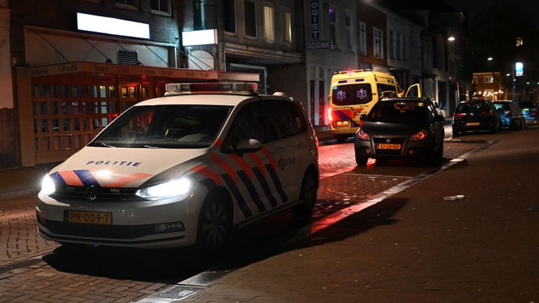 Na de melding van een overval kwamen de politie en een ambulance naar de Boschstraat in Breda (foto: Perry Roovers/SQ Vision).