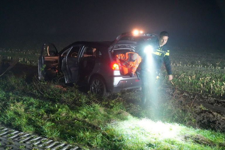 De auto bleek na de uitwijkpoging in Maarheeze slechts licht beschadigd (foto: WdG/SQ Vision).