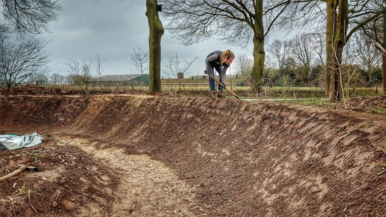 Sanne werkt aan een van de bochten van het parcour. 