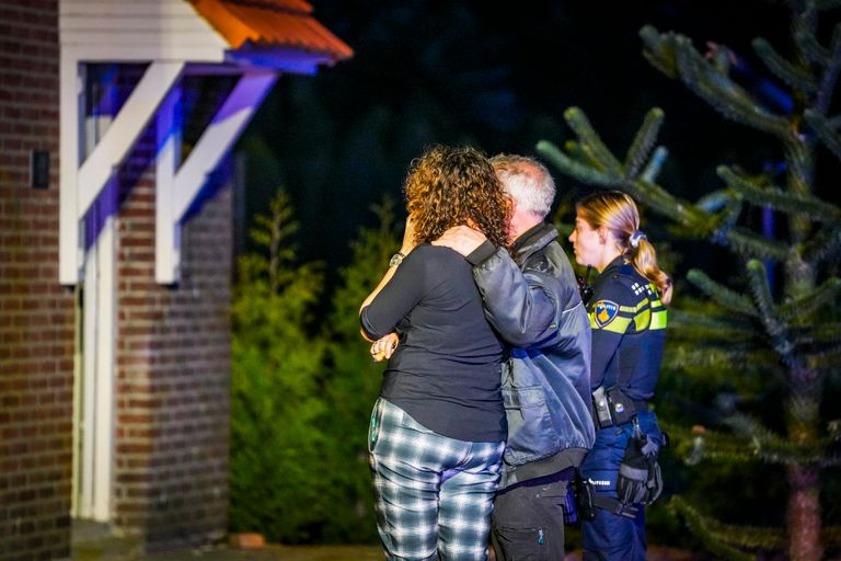 Geschokte reacties bij het bekijken van de schade (foto: SQ Vision).