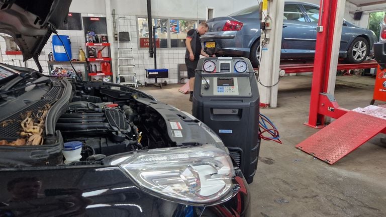 Een apparaat om de airco mee te controleren of alles werkt (foto: Tom Berkers).