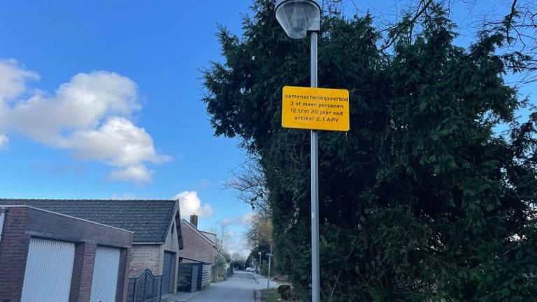 De borden rondom basisschool De Grienden waarop het samenscholingsverbod wordt aangekondigd (foto: Omroep Brabant).