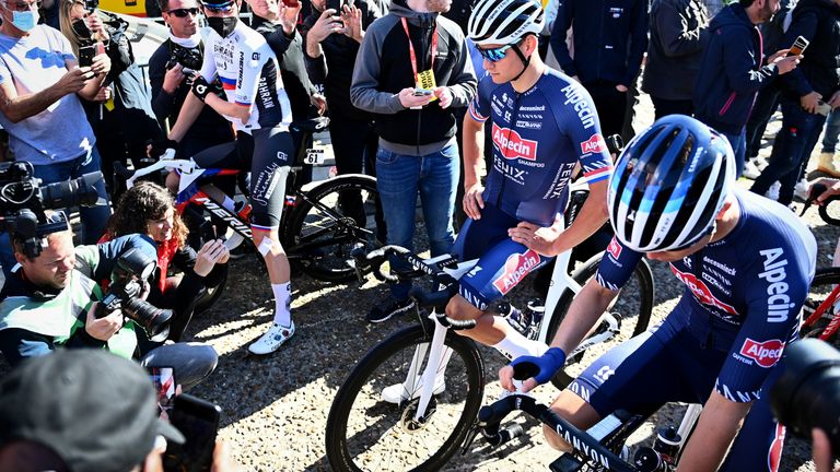 Mathieu van der Poel voor de start van Parijs-Roubaix (foto: ANP).