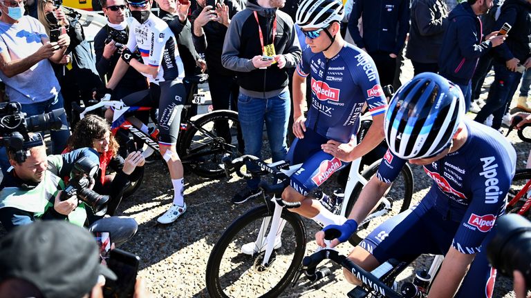 Mathieu van der Poel voor de start van Parijs-Roubaix (foto: ANP).