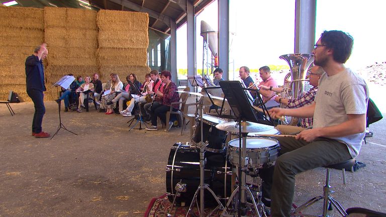 Repeteren tussen de hooibalen (foto: Omroep Brabant).