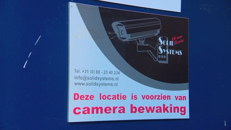 Het bordje dat vertelt dat er camerabewaking zou zijn (foto: Omroep Brabant).