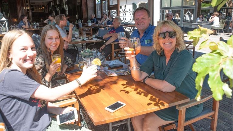 Proost vanuit Oisterwijk. (Foto: Kevin Cordewener)