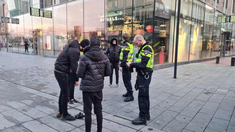 De politie controleert preventief op het 18 Septemberplein (foto: Omroep Brabant)